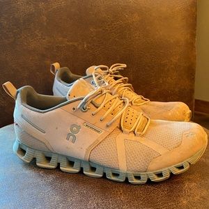 On Cloud Rose waterproof womens running shoes size 9